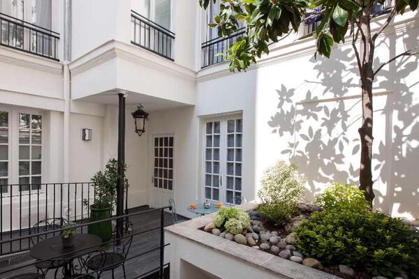 Holidays at Les Trois Poussins Hotel in Opera & St Lazare (Arr 9), Paris