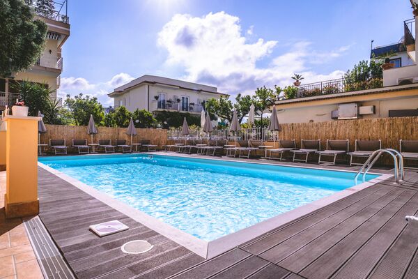 Holidays at Londra Hotel in Sorrento, Neapolitan Riviera