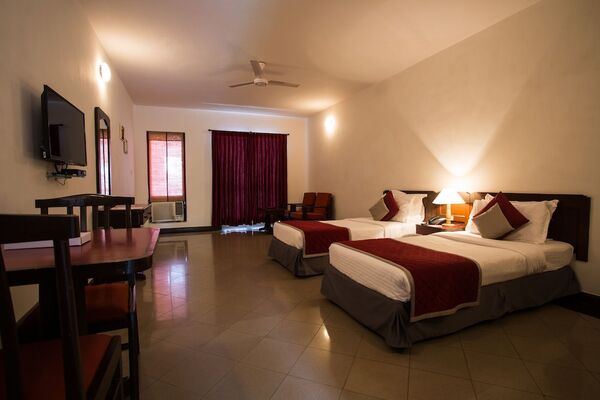 Holidays at Lagoa Azul Resort Hotel in Arpora, India