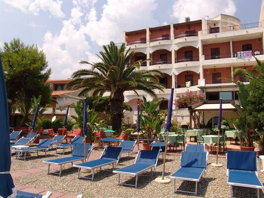 Holidays at Kalos Hotel in Giardini Naxos, Sicily