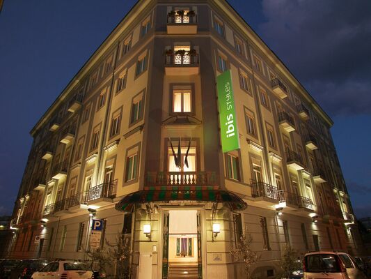 Holidays at Mercure Garibaldi Hotel in Naples, Italy