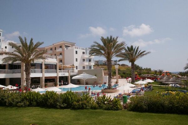 4 stars hotels in Chlorakas