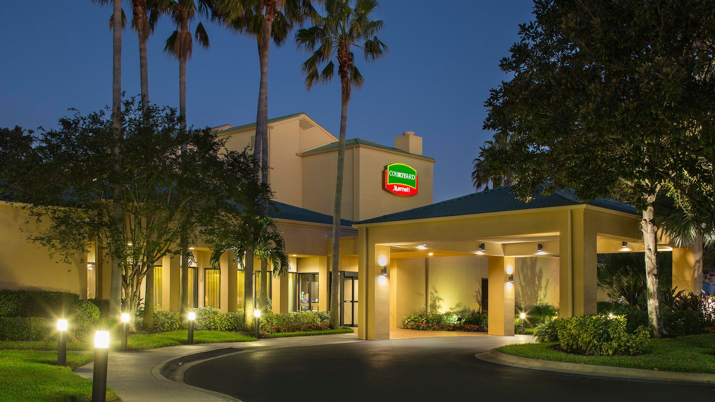 Holidays at Courtyard By Marriott Convention Center Hotel in Orlando International Drive, Florida