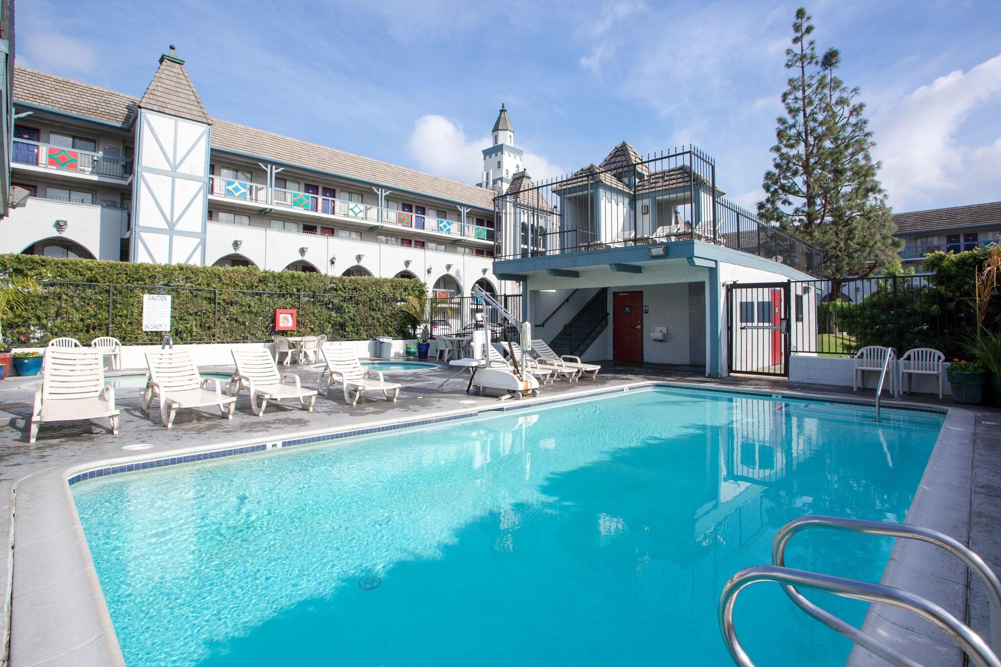 Castle Inn And Suites Hotel Picture 2